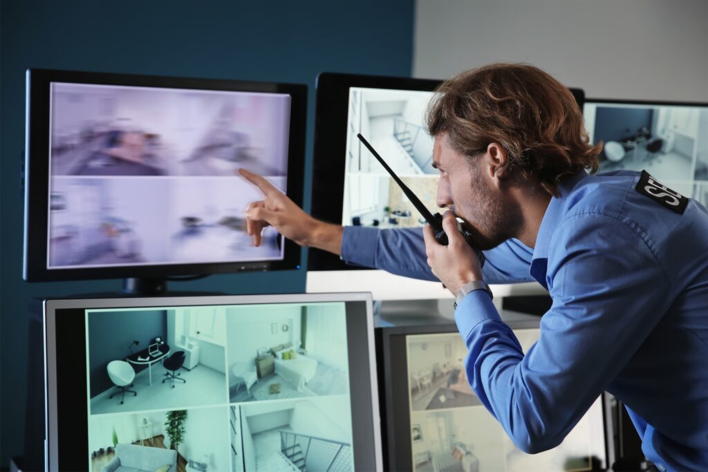 Vigilante de seguridad revisando monitores