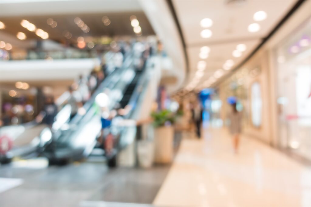 Escaleras difuminadas en centro comercial