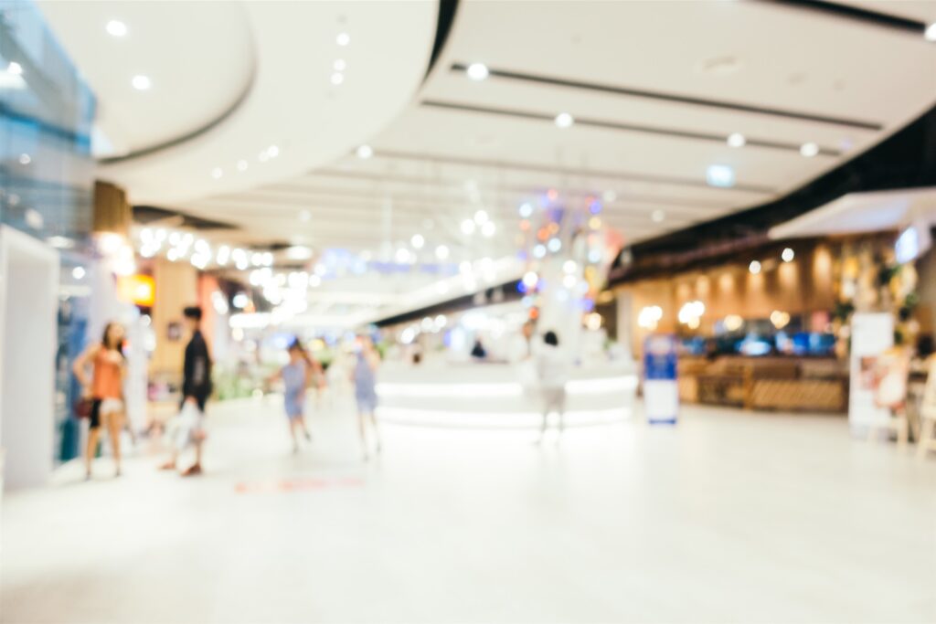 Personas difuminadas en el centro comercial