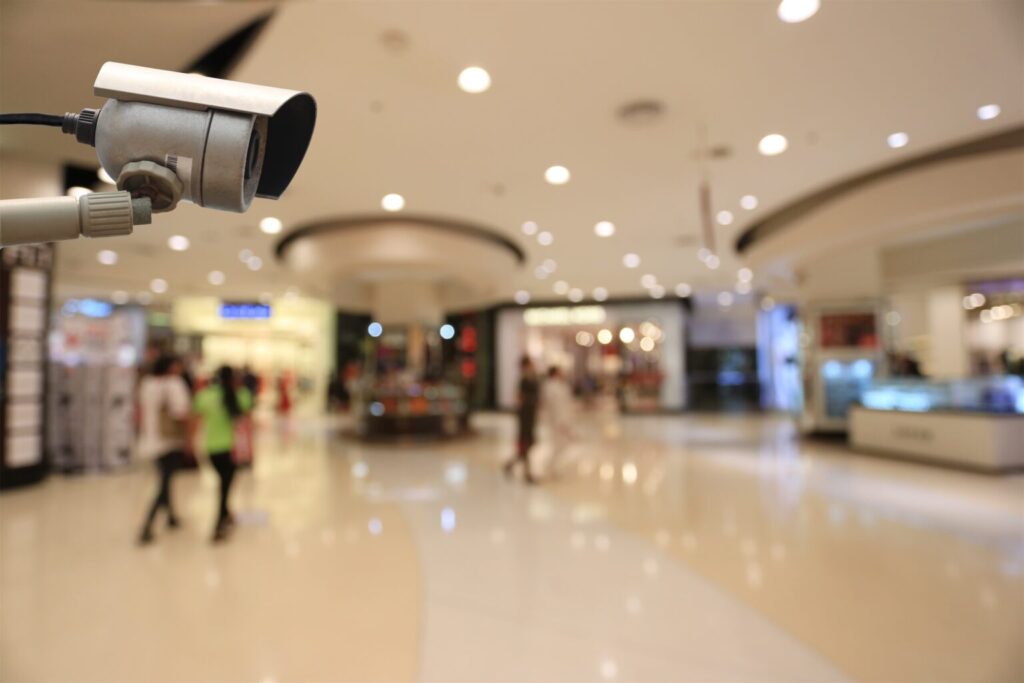 Cámara de seguridad en centro comercial