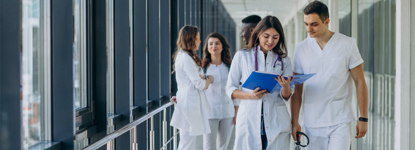 Médicos andando por el hospital con una carpeta en la mano