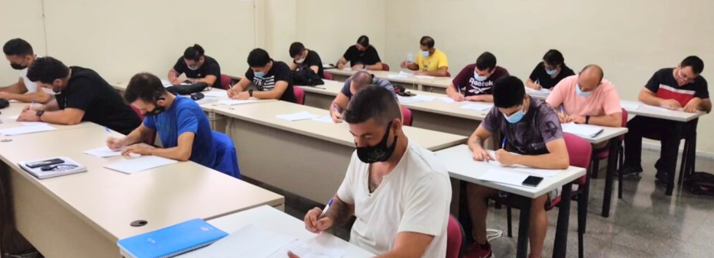 Alumnos en la clase donde se imparte el curso