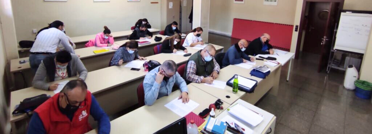 Alumnos sentados en una clase