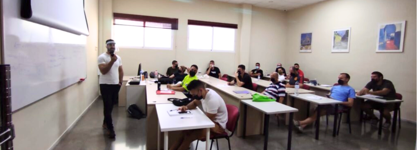 Clase con alumnos recibiendo una clase por parte del profesor