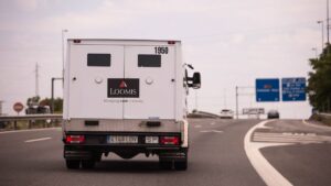 Furgón de transporte de seguridad en una carretera