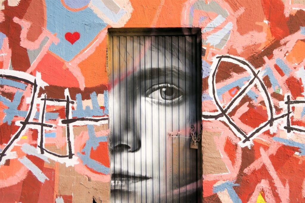 Graffiti en una puerta que muestra el rostro de una mujer