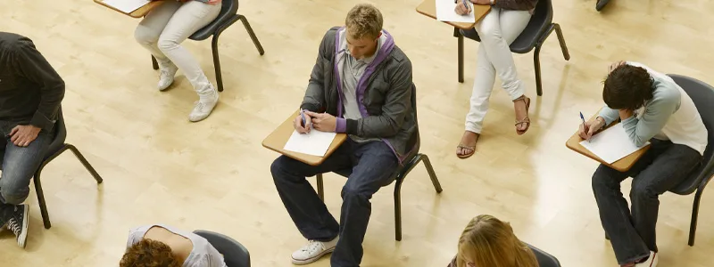 Muestra a unos alumnos haciendo un examen